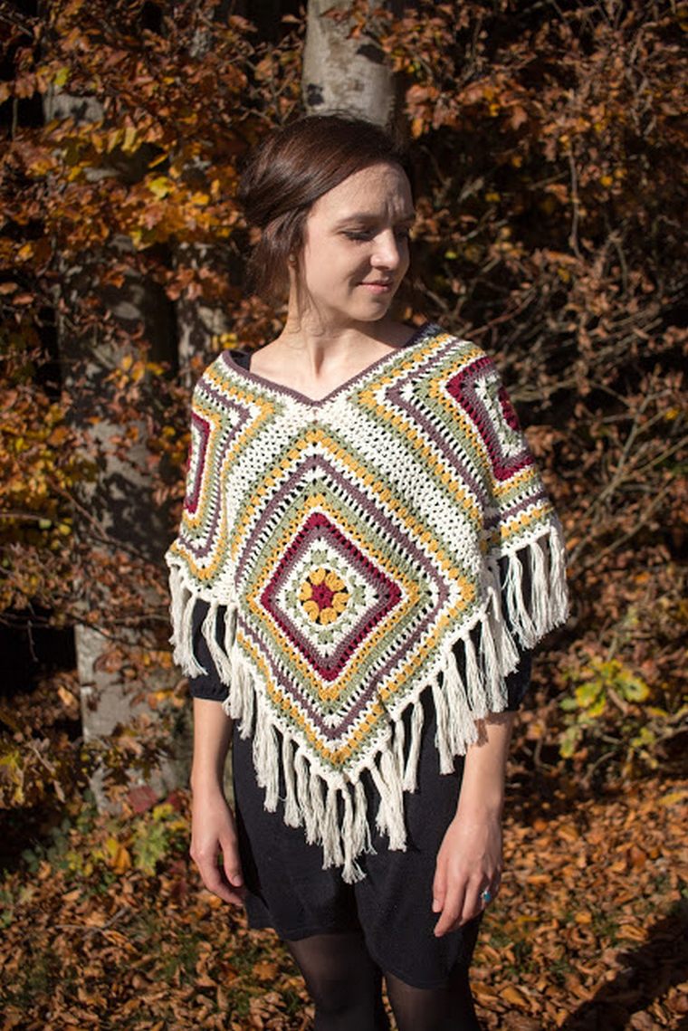 GEHÄKELTER PONCHO AUS GRANNY SQUARES11