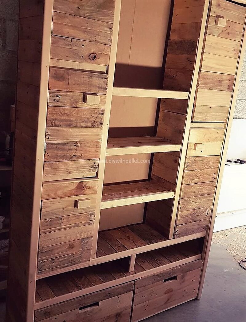 repurposed-pallet-closet
