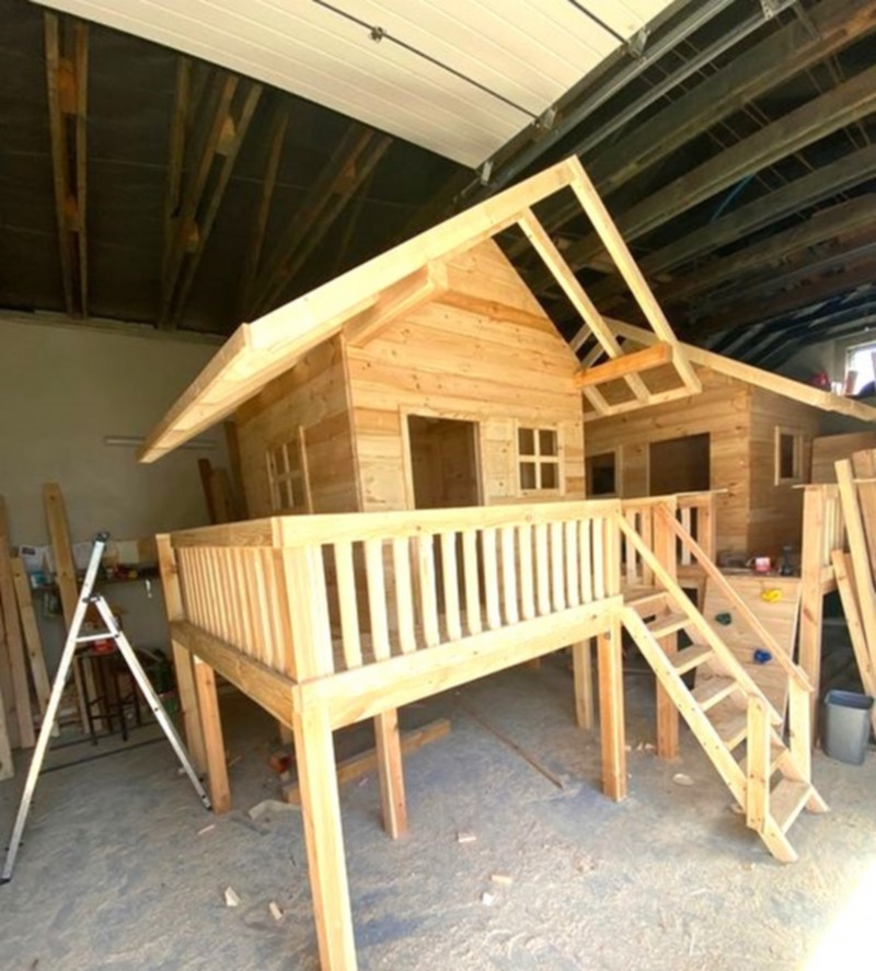 Pallet Playhouse for Kids (23)