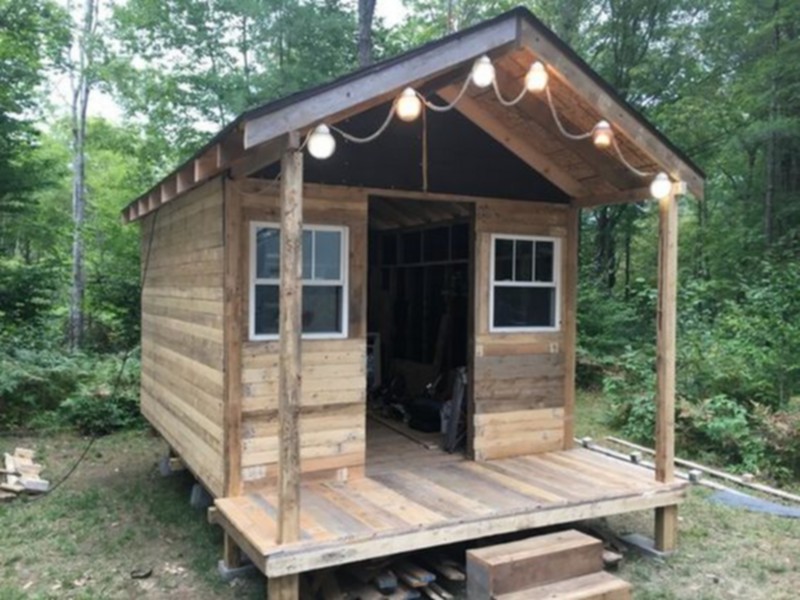 wooden pallet cabin (18)