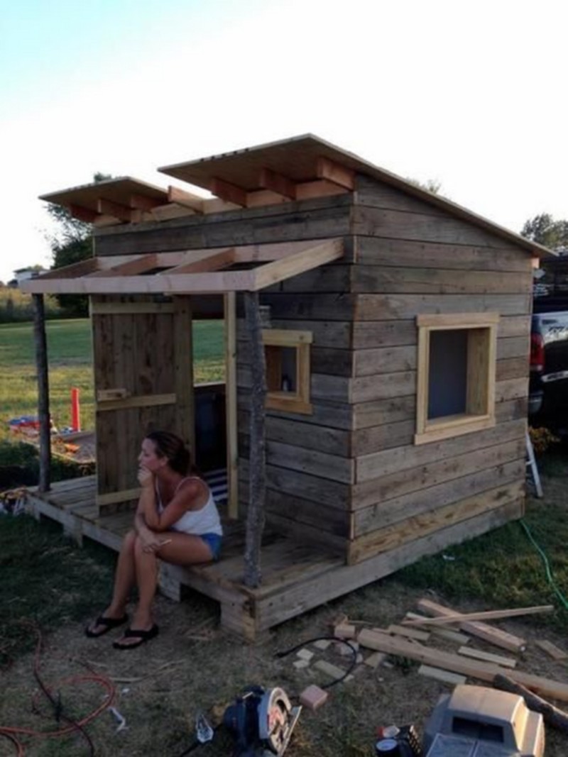 wooden pallet cabin (21)