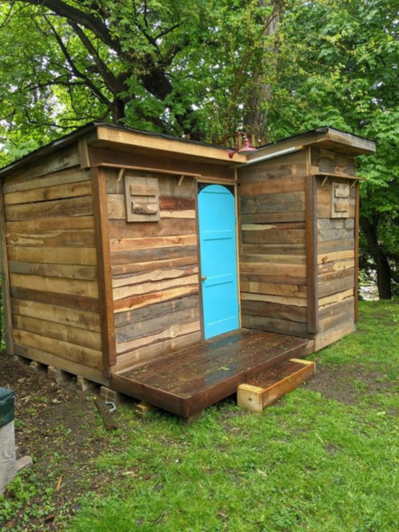 wooden pallet cabin (23)