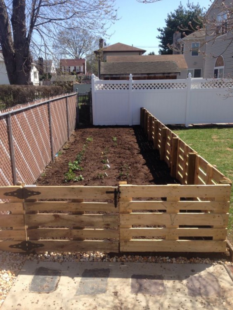 Fence With Pallets (1)