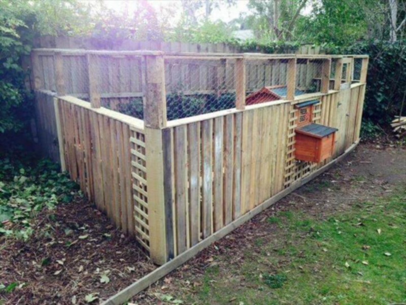 Fence With Pallets (22)