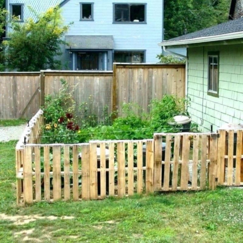Fence With Pallets (27)
