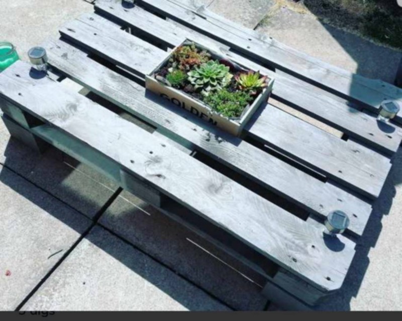 Pallet Tables With Planters (5)