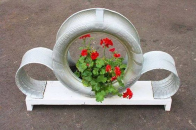 Tire Planter Idea (15)