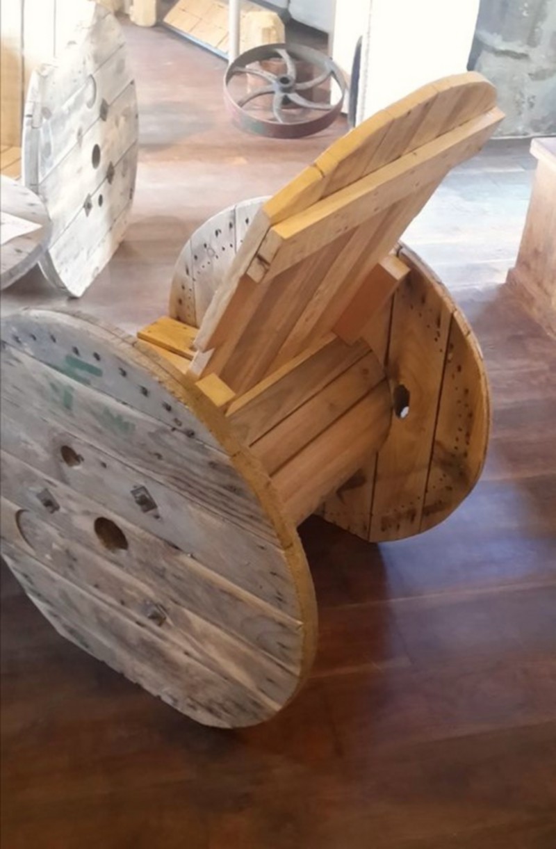 DIY Rustic Cable Spool and Pallet Chairs (1)