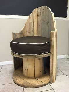 DIY Rustic Cable Spool and Pallet Chairs (11)