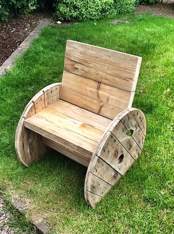 DIY Rustic Cable Spool and Pallet Chairs (12)