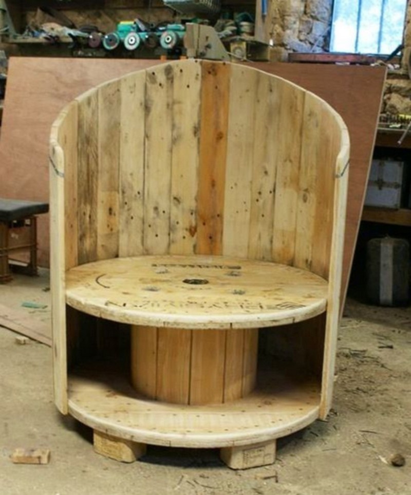 DIY Rustic Cable Spool and Pallet Chairs (13)