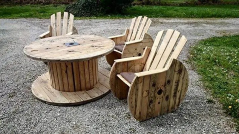 DIY Rustic Cable Spool and Pallet Chairs (14)