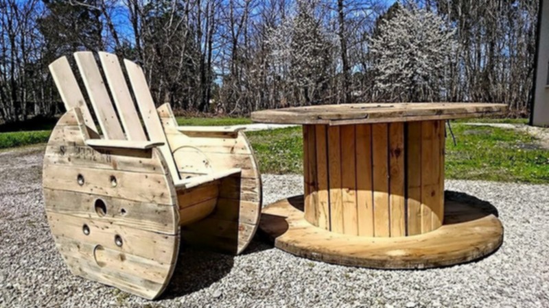 DIY Rustic Cable Spool and Pallet Chairs (15)
