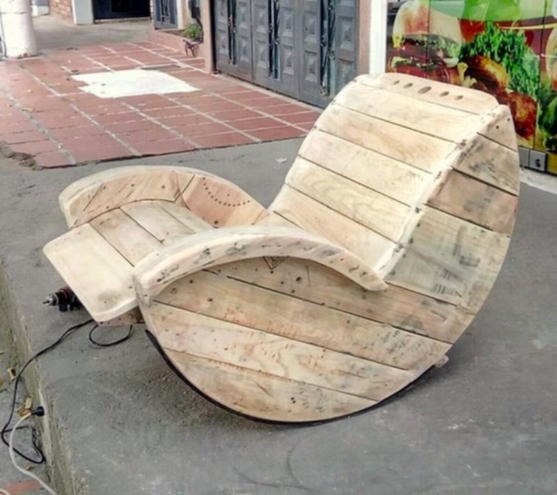 DIY Rustic Cable Spool and Pallet Chairs (16)