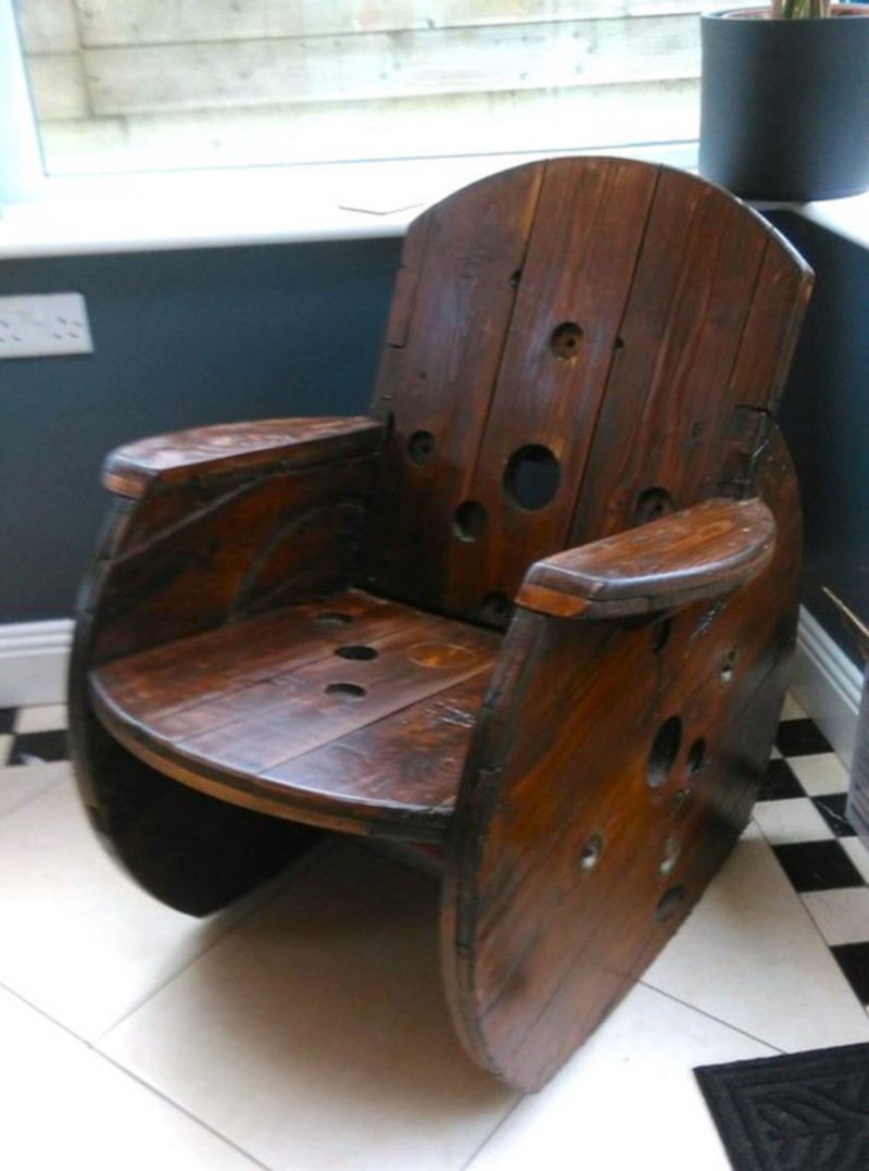 DIY Rustic Cable Spool and Pallet Chairs (17)