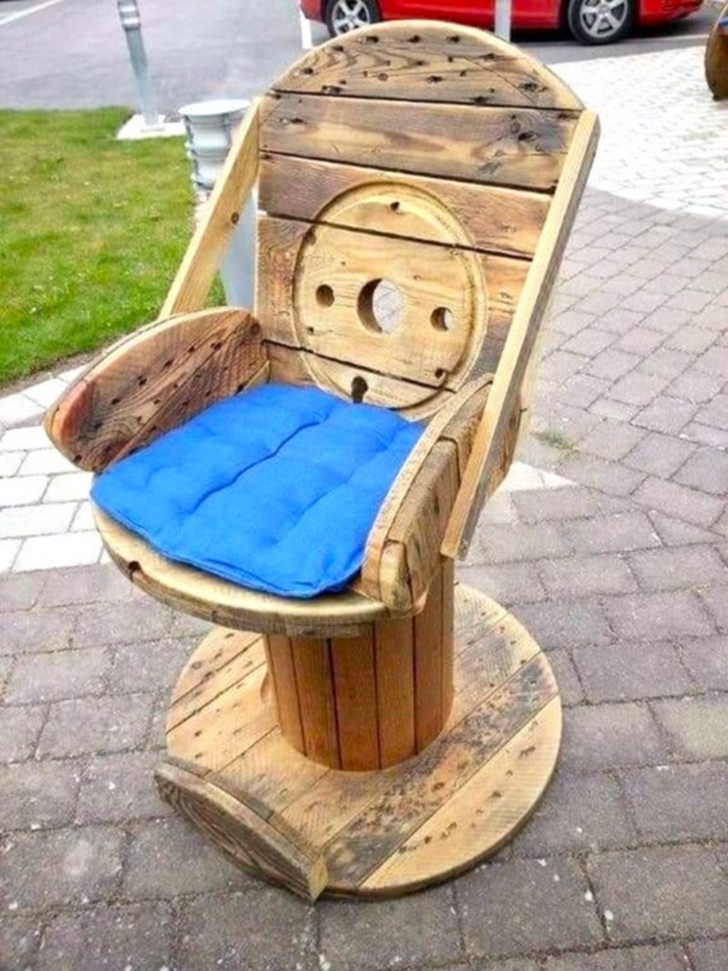 DIY Rustic Cable Spool and Pallet Chairs (19)