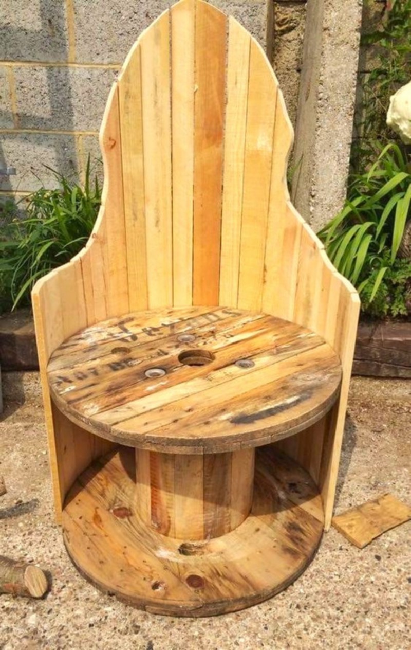 DIY Rustic Cable Spool and Pallet Chairs (21)