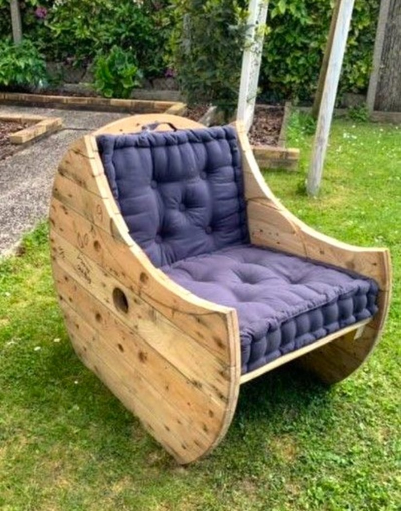 DIY Rustic Cable Spool and Pallet Chairs (22)