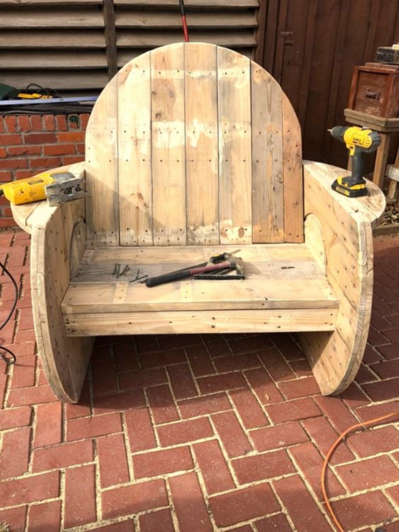 DIY Rustic Cable Spool and Pallet Chairs (23)
