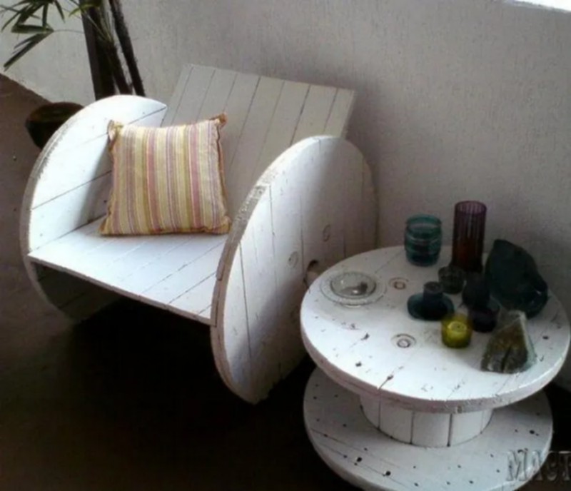 DIY Rustic Cable Spool and Pallet Chairs (3)