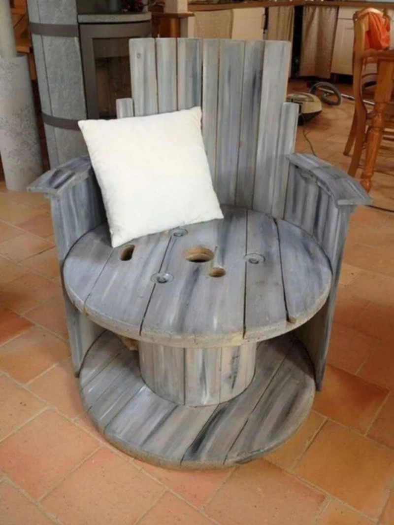 DIY Rustic Cable Spool and Pallet Chairs (4)