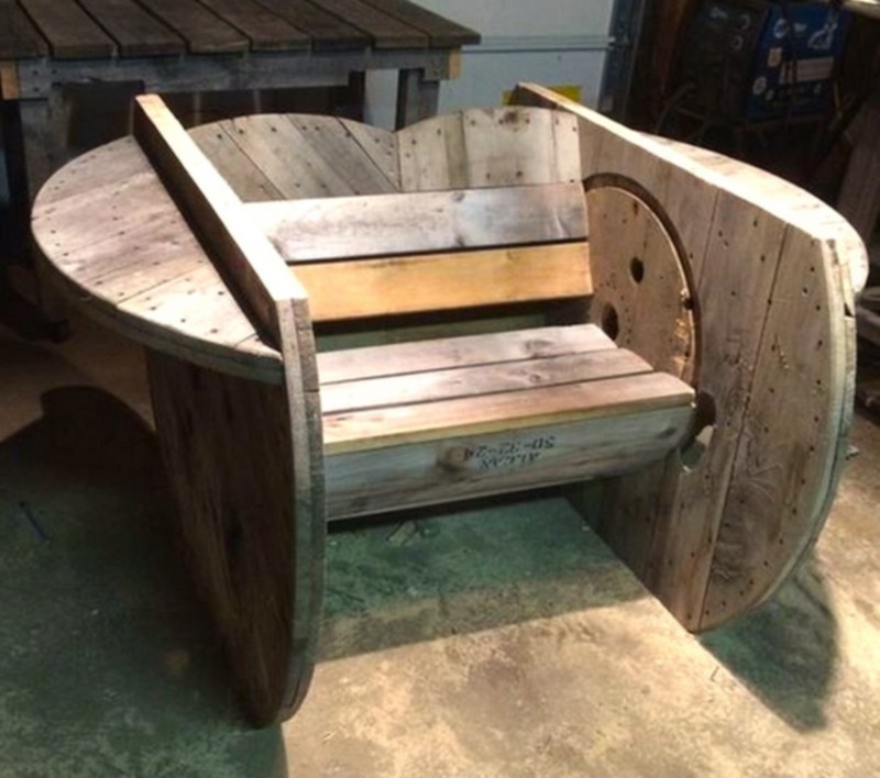 DIY Rustic Cable Spool and Pallet Chairs (6)