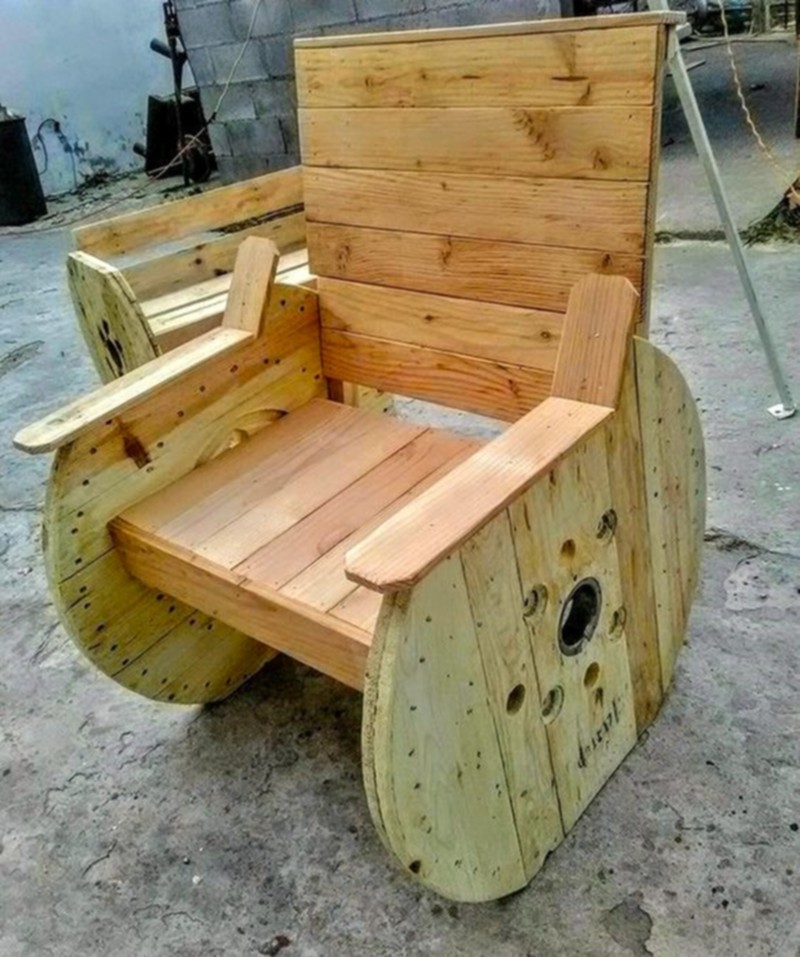 DIY Rustic Cable Spool and Pallet Chairs (7)