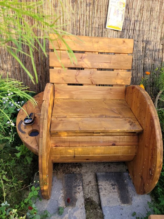 DIY Rustic Cable Spool and Pallet Chairs (8)