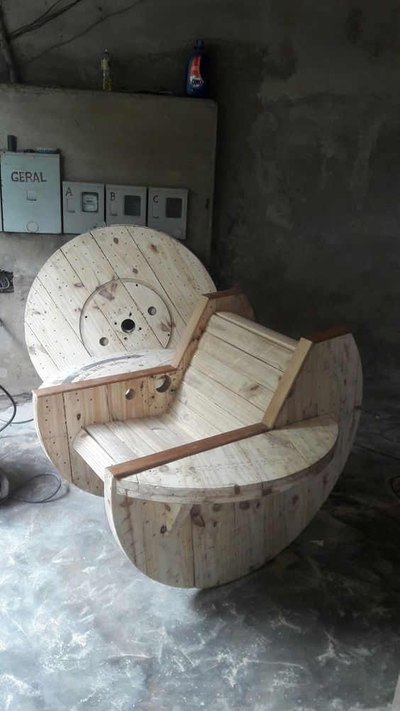 DIY Rustic Cable Spool and Pallet Chairs (9)