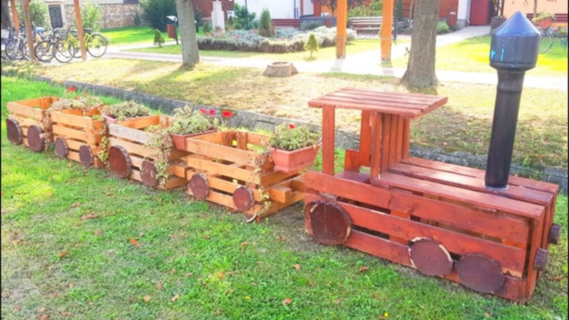 Wood Pallet Train (17)