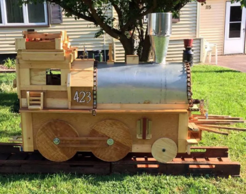 Wood Pallet Train (18)