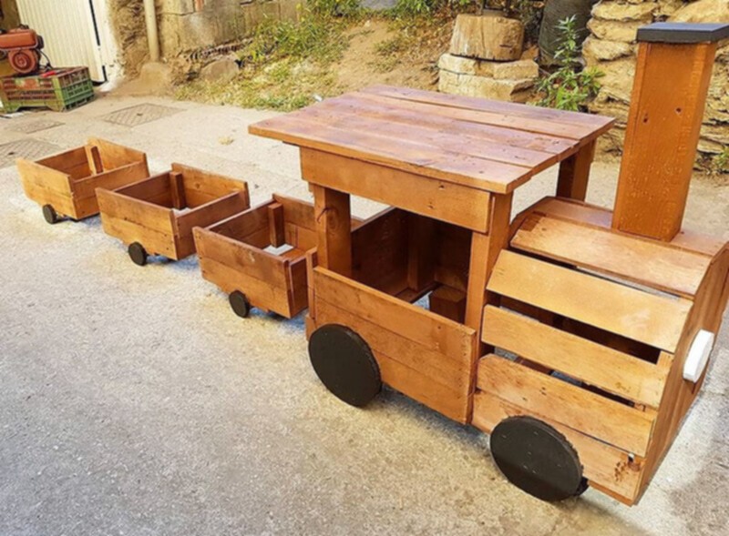 Wood Pallet Train (21)
