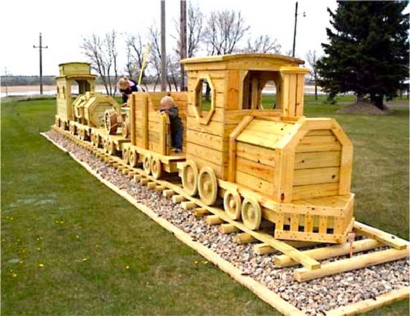 Wood Pallet Train (6)