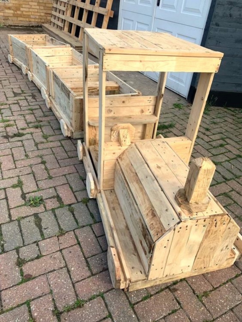 Wood Pallet Train (7)
