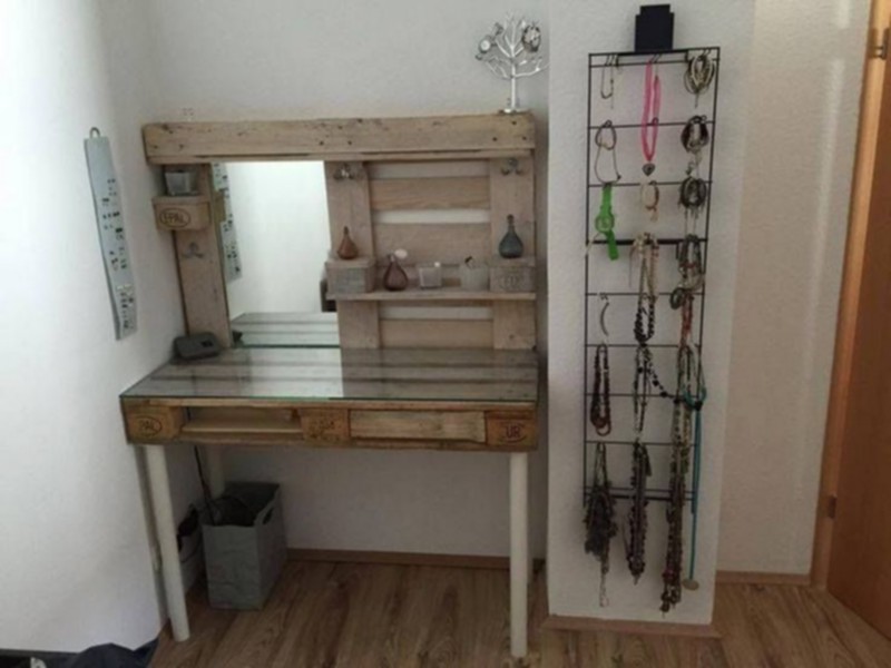 wooden pallet vanity makeup (20)