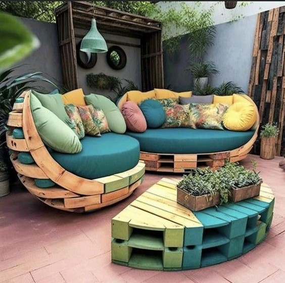 Unique And Easy To Make Shipping Pallet Projects (1)